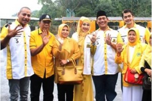 Ketua DPD Golkar Kuningan, H Yudi Budiana SH (Kedua dari kanan) berfoto bersama seusai kampanya di Sidomba.